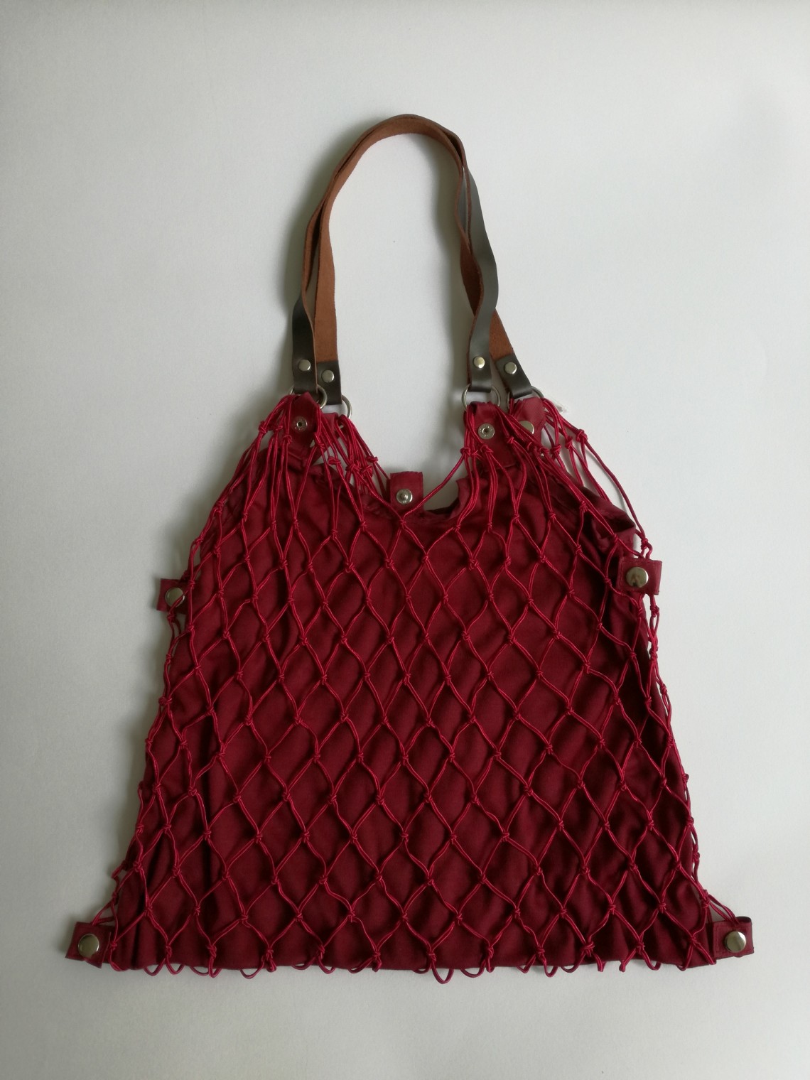 Tinklinis krepšys su įsegamu ir išsegamu tampriu audiniu raudonos spalvos - 2011854 de luxe rot/rot.  Kaina 19,90 €.
